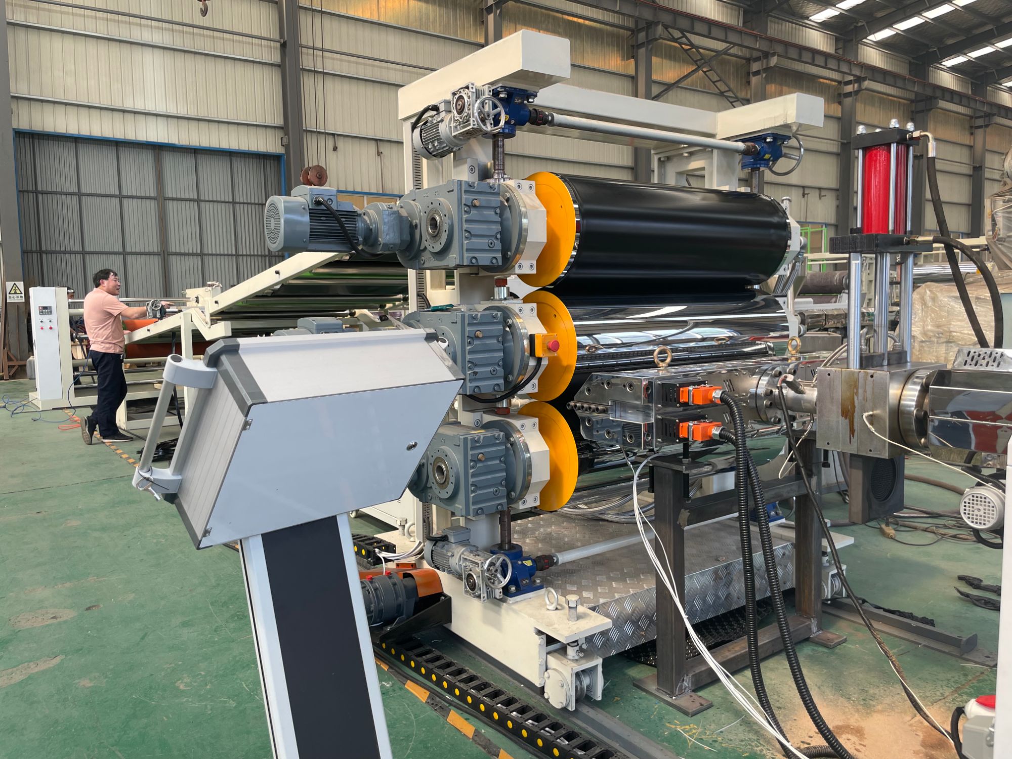 Plastic Sheet Machine Manufacturer Insights: Key Factors for Choosing the Right Equipment