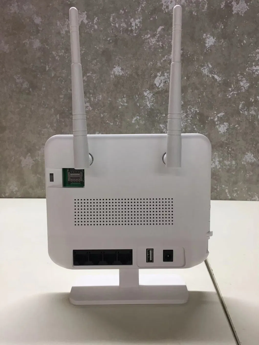 4 Antenna Gigabit 4G CPE 2.4GHz&5.8GHz Wireless Dual-Band WiFi Router for 32 Devices