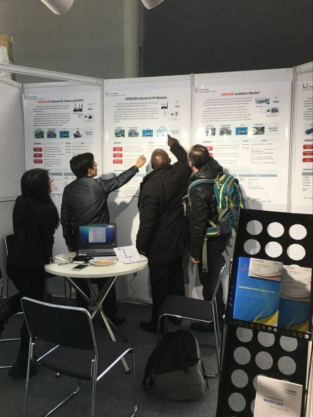 Industrial 300Mbps 4G Lte Openwrt Router with SIM Card Slot Lte Car WiFi Router, GPS Antenna with 2 LAN Ports.